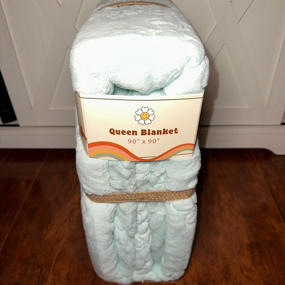 Cozy Vibes Blue Daisy Plush Queen Blanket - Picture 3 of 3